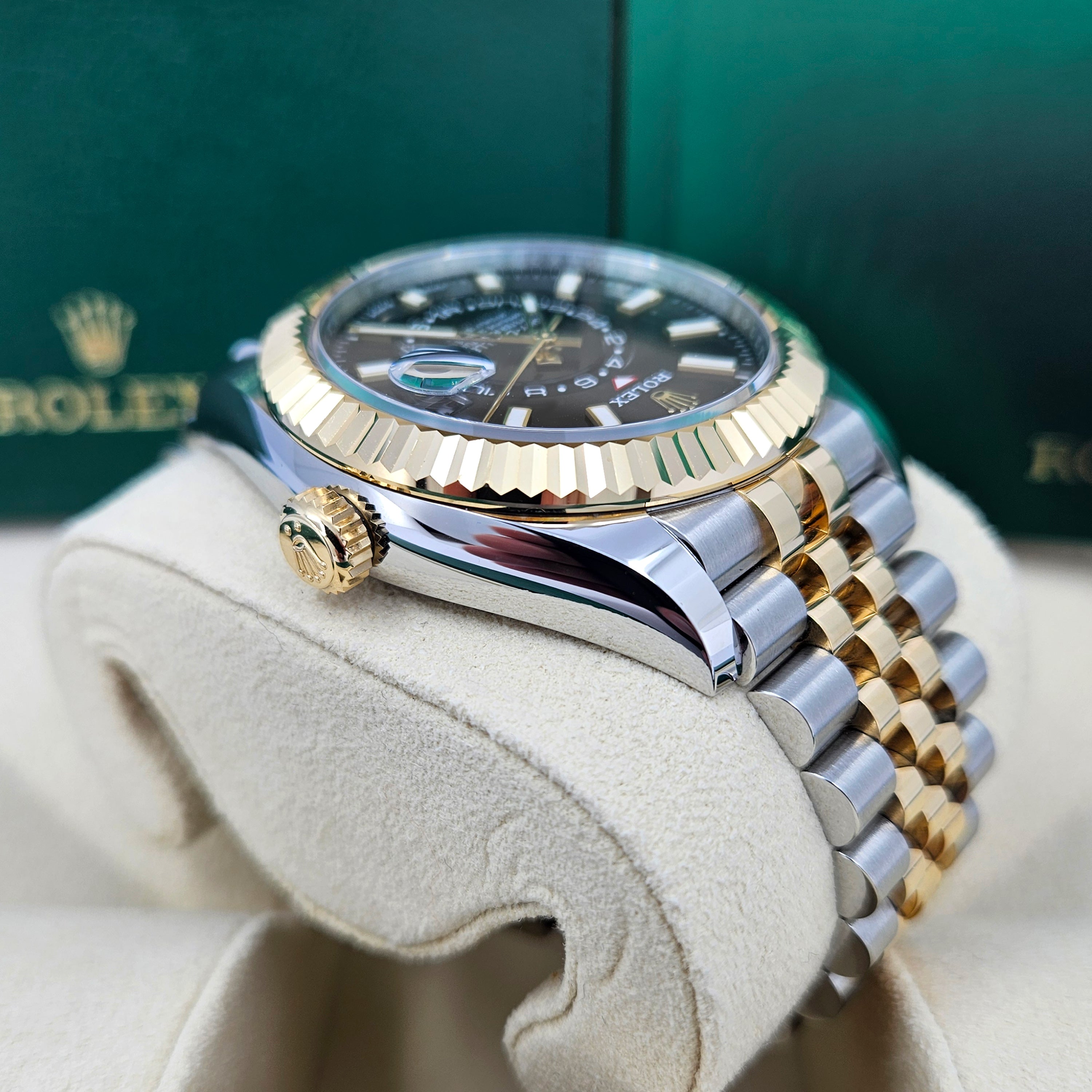 Rolex Sky-Dweller, 42mm, Oystersteel and 18k Yellow Gold, Black, Jubilee, Ref# 336933-0004 - Image 5