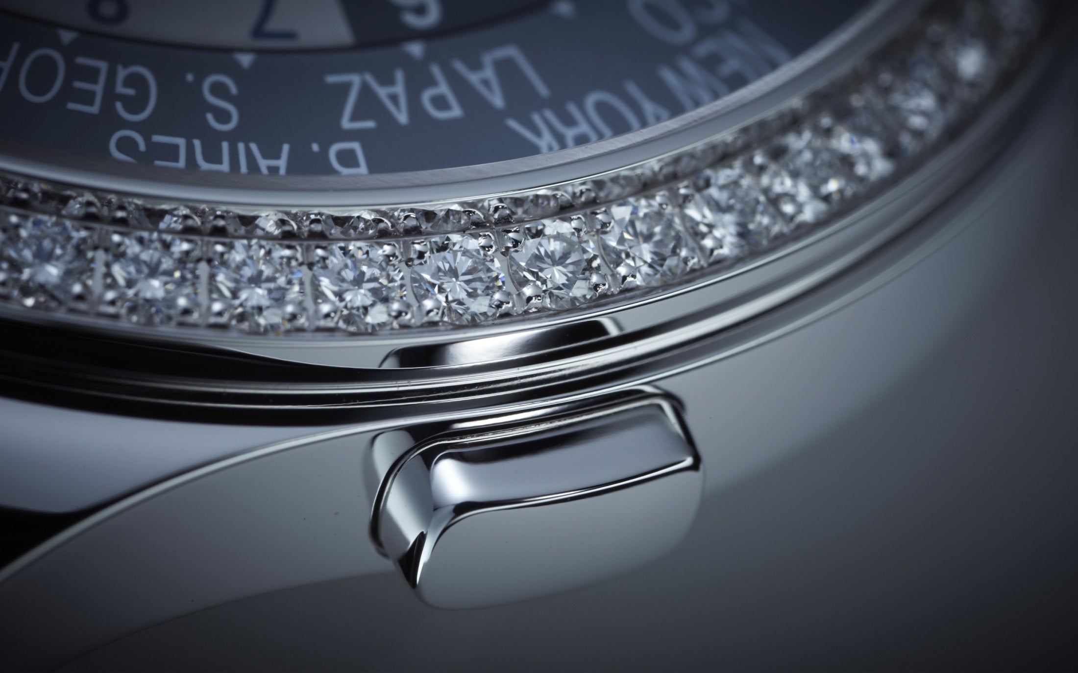 Patek Philippe Women’s Complication World-Time, 18k White Gold set with 89 diamonds (~1.03 ct.), 36mm, Ref# 7130G-016 - Image 5