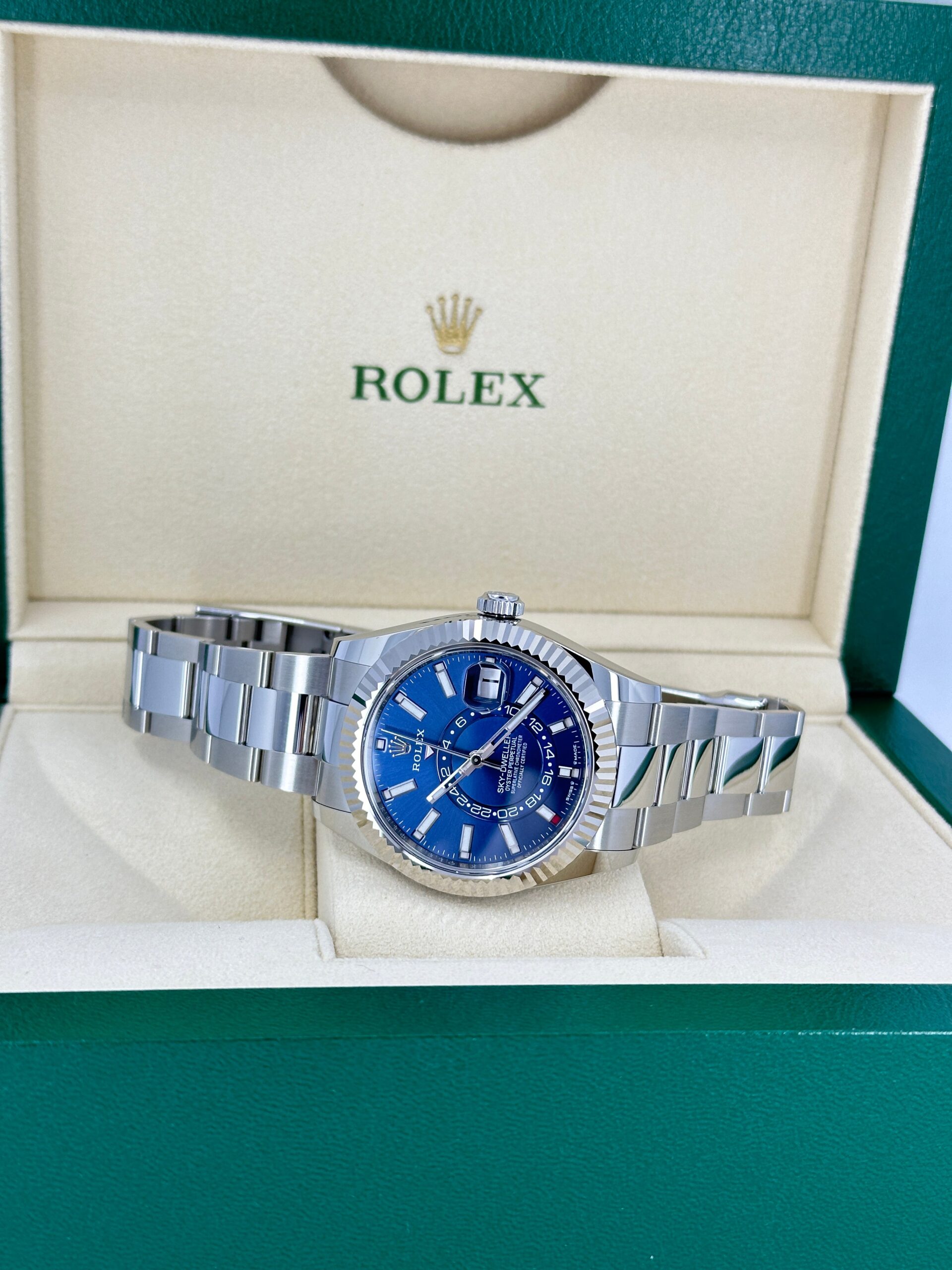 Rolex Sky-Dweller, 42mm, Oystersteel and 18k White Gold, Blue, Oyster, Ref# 336934-0005 - Image 31