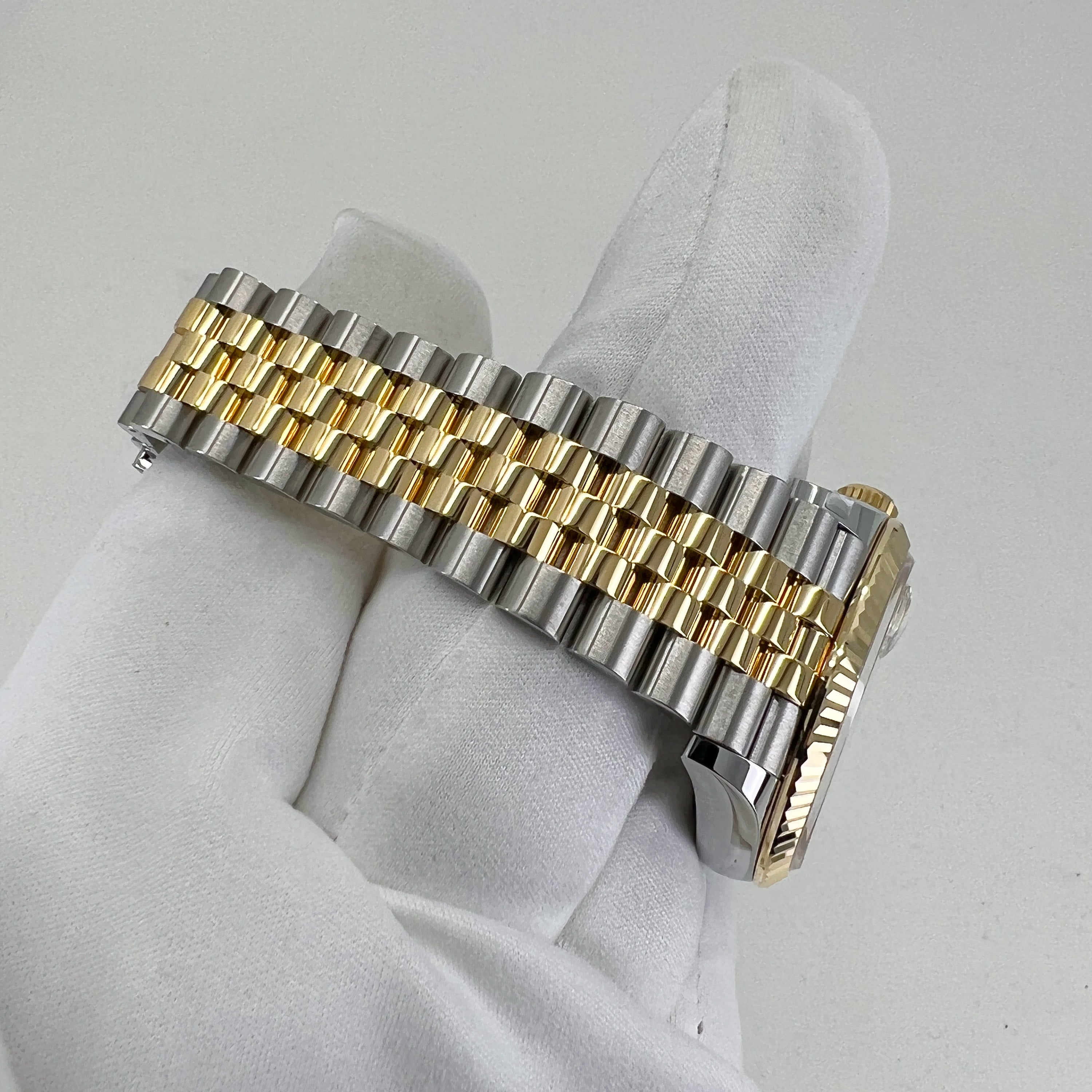 Rolex Datejust 36, 18k Yellow Gold and Stainless Steel, 36mm, Ref# 126233-0037 - Image 6